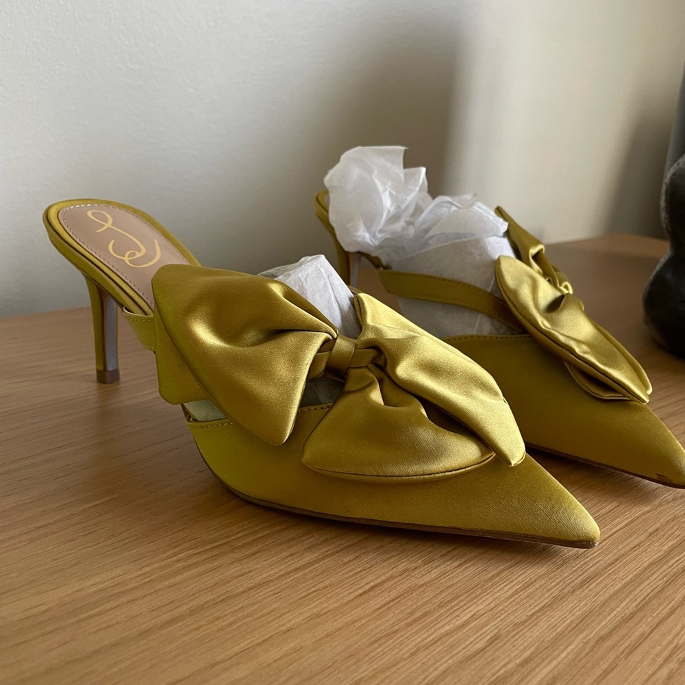 Sam Edelman Green Satin closed toe kitten heel
